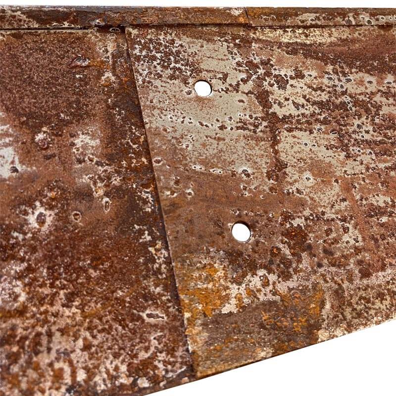 Græskant i råjern H: 24, L: 120 cm.