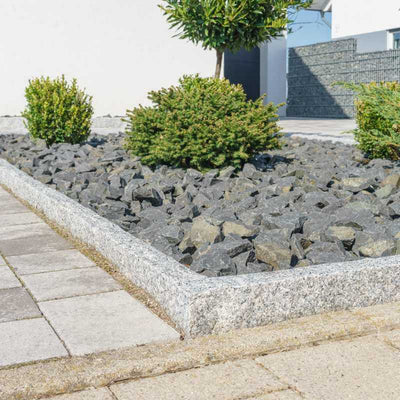 Sorte granitskærver