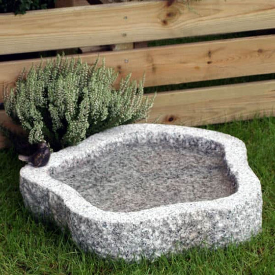Fuglebad i lysegrå granit med rund naturform