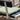 Sort caféplankebænk med ryglæn 127 cm, set fra siden