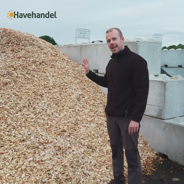 Havehandel.dk viser træflis frem på video.