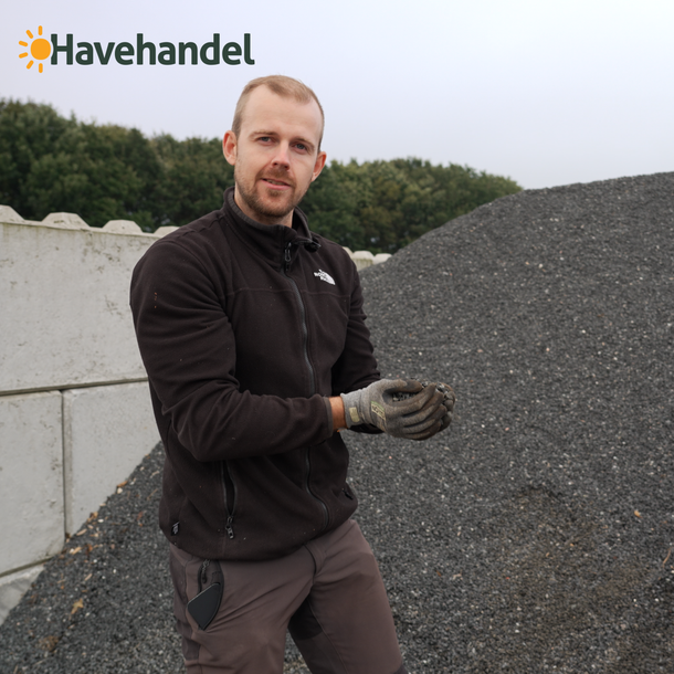 Havehandel viser sorte granitskærver i størrelsen 5-8 mm frem