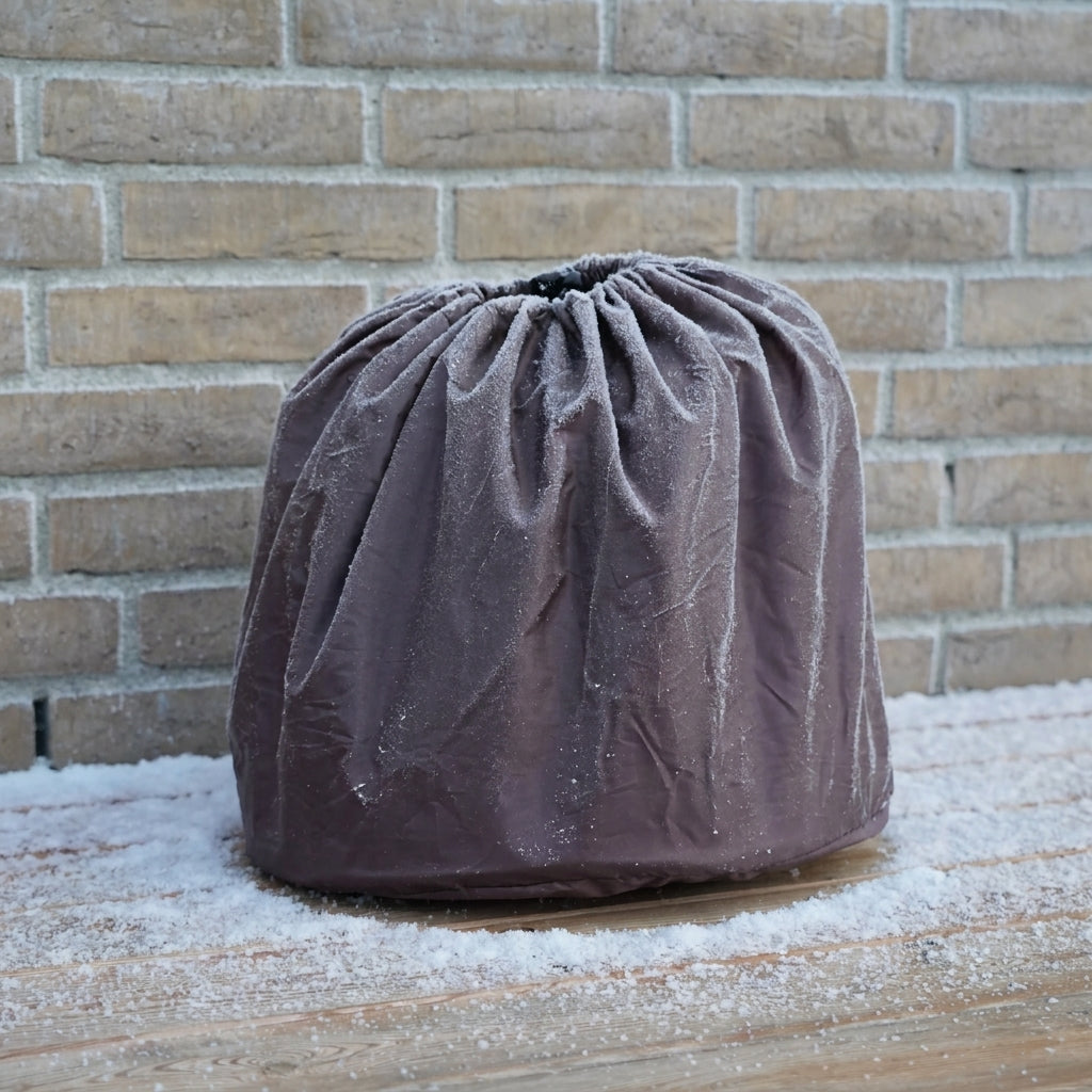 Termopose med flamingobund 40 x 40 cm, grå på fliseunderlag