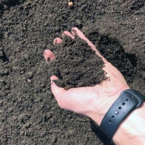 Havehandel topdressing vist i hånden