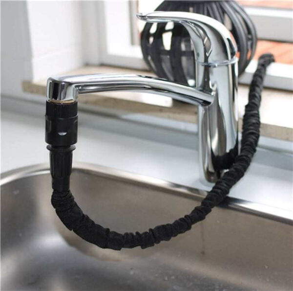 Flex vandslange tilkoblet vandhane i køkken